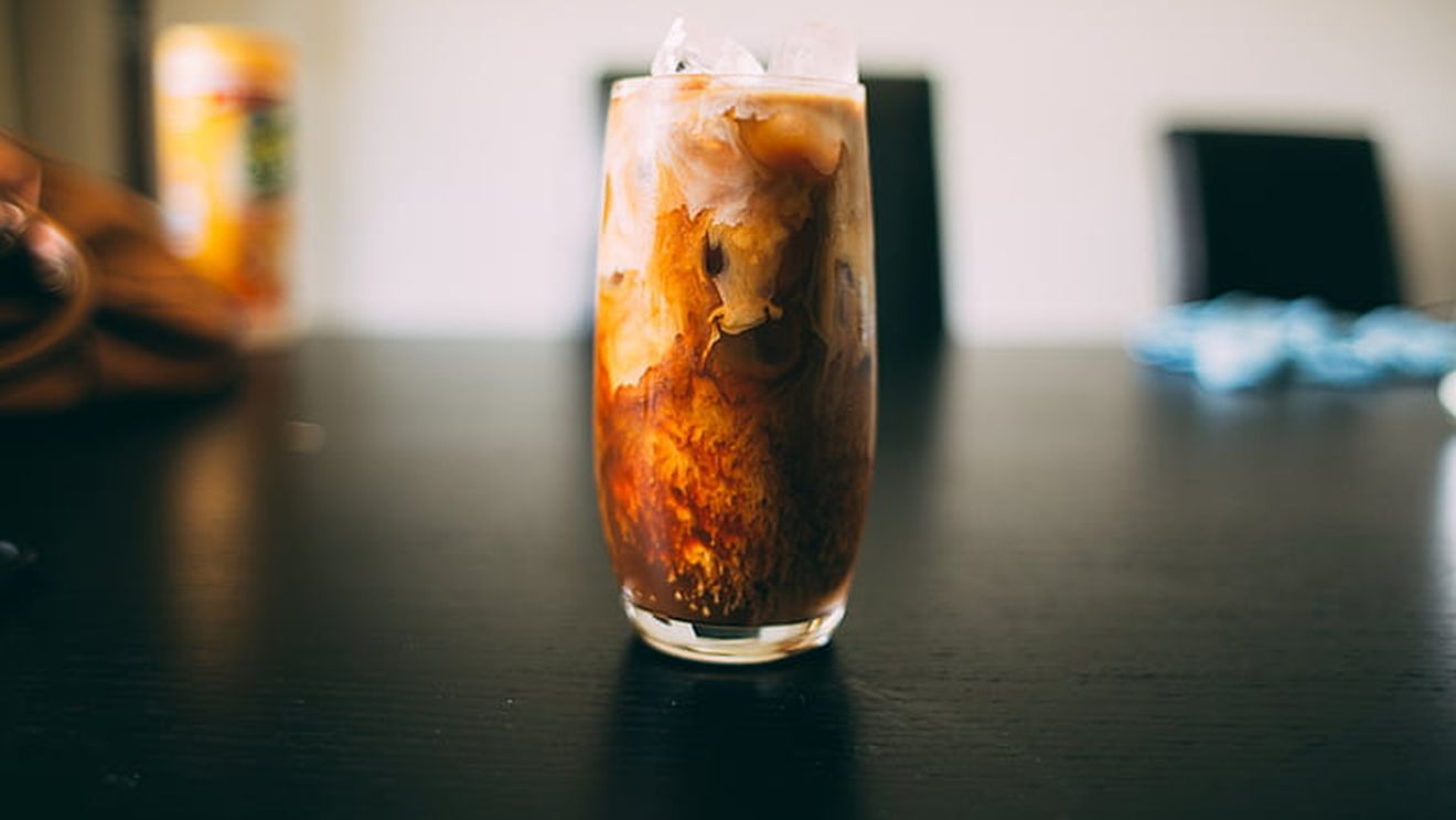 Două modalități tradiționale tailandeze de a prepara cafeaua. Cum au apărut culturile în regat și care e diferența cu marile culturi intensive de cafea din Brazilia sau Vietnam