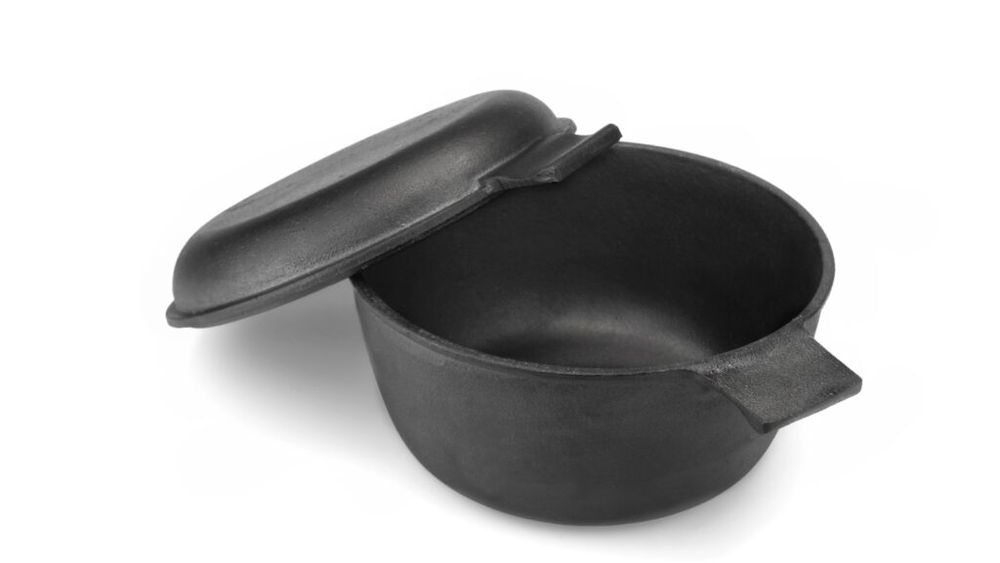 Patru tipuri de preparate pe care nu ar trebui să le gătești în vase de fontă / Acidul din unele alimente poate reacționa cu metalul dacă este gătit mai mult de 15 minute