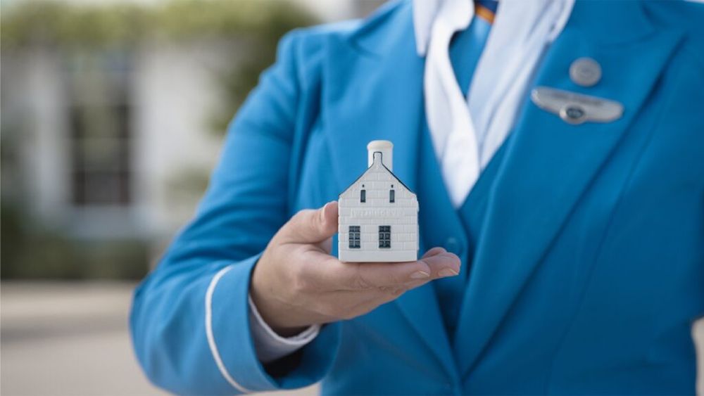 FOTO | O cramă din Olanda, furnizor de vinuri pentru pasagerii KLM, devine casa în miniatură cu numărul 107 din colecția companiei aeriene