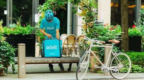 Platformă de livrări: Cererea de înghețată a crescut cu 40%, în timpul valului de căldură / Cea mai scumpă comandă din iulie a costat 17.829 lei și a fost plasată la un restaurant libanez