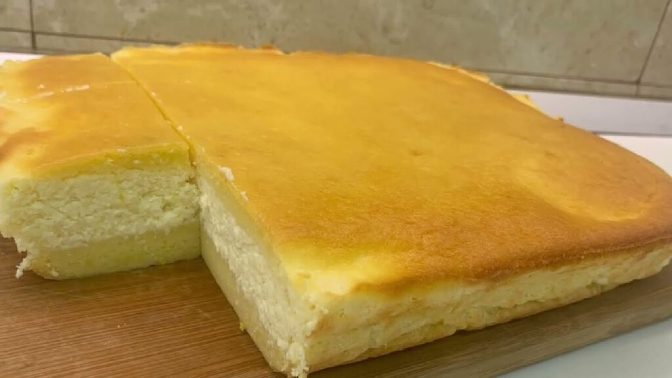 Prăjitura turnată cu brânză, rețeta clasică/Poate fi îmbunătățită cu fructe și tot rămâne ușor de dus la birou