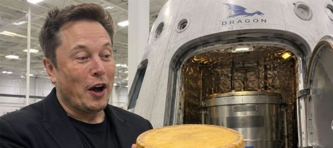 Ce aliment frațuzesc a ajuns în spațiu/ Elon Musk a sugerat că la bordul SpaceX se află o ”încărcătură secretă”, într-un cilindru metalic inscripționat cu mesajul „Top Secret”