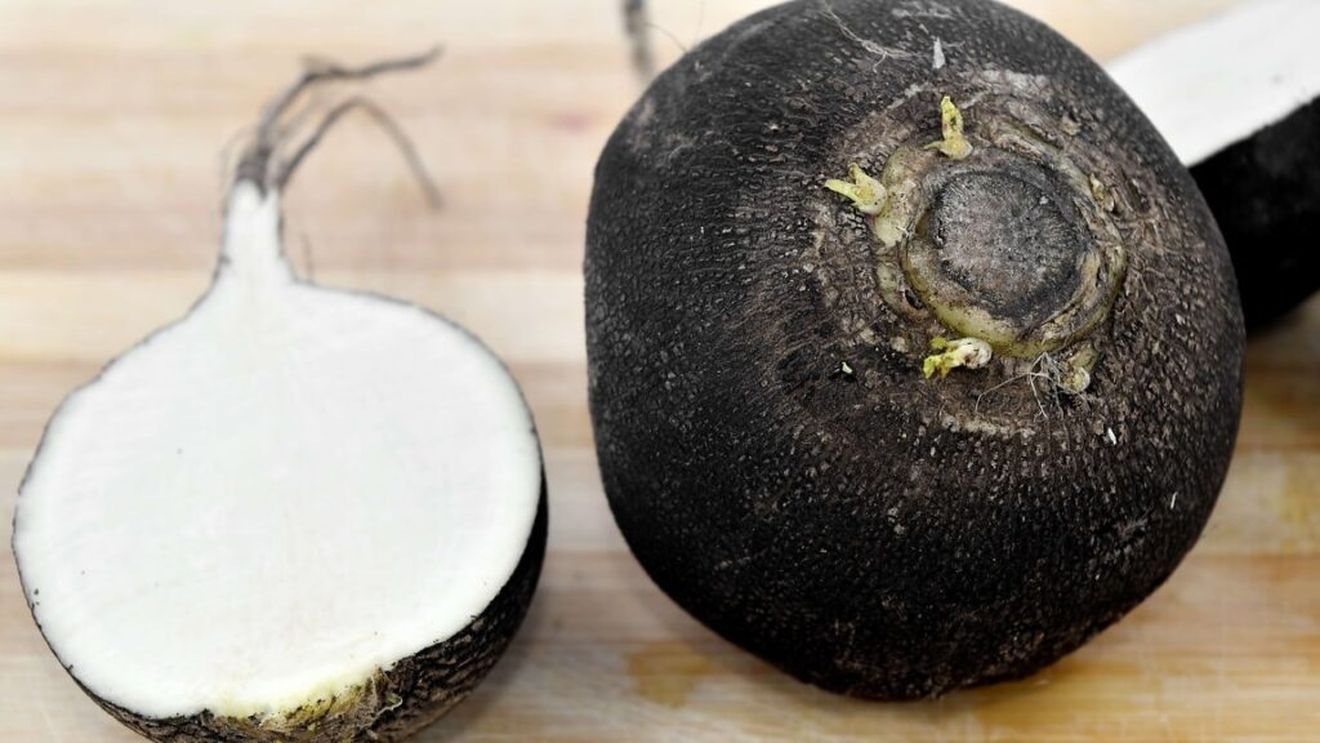 Ridichea neagră: Datorită conținutului de vitamina C, contribuie la sănătatea pielii și a ochilor / 100 g de ridichi conţin peste 20 mg de vitamina C, adică aproape 30% din cantitatea recomandată adulţilor în fiecare zi