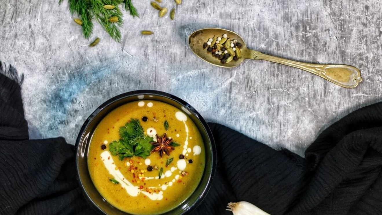 Idei de cină ușoară. Supă cremă de linte în versiune turcească, servită cu lipie caldă