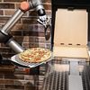 VIDEO | Roboți care servesc pizza non-stop, într-un restaurant din Madrid care îi neliniștește pe vecini/ Un local similar funcționează în capitala Franței, unde s-au vândut deja peste 100.000 de pizza
