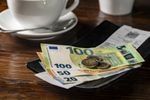 Ce trebuie să verifici înainte să plătești la restaurant în vacanță / Cele 12 reguli care te pot scuti de zeci de euro în plus