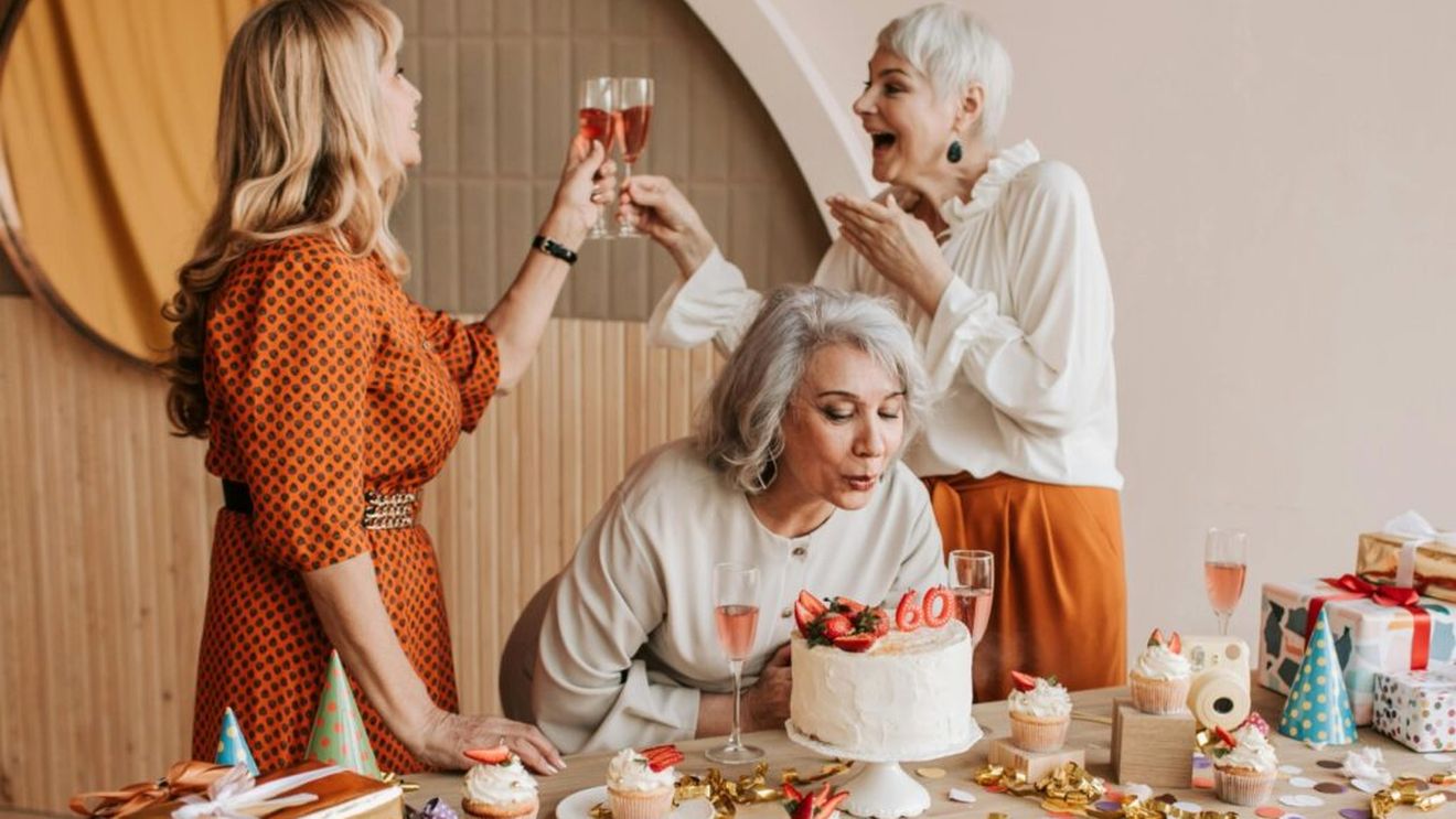 Ce-i trebuie unei femei ca sa fie fericită: o grădină, ciocolată, câteva prietene și ... un amant/ Singura bunicuță din sat, care nu ia pastile, cultivă roșii în grădină, se vede cu prietenele la bar joia, iar vinerea primește vizita unui domn care îi aduce prăjituri