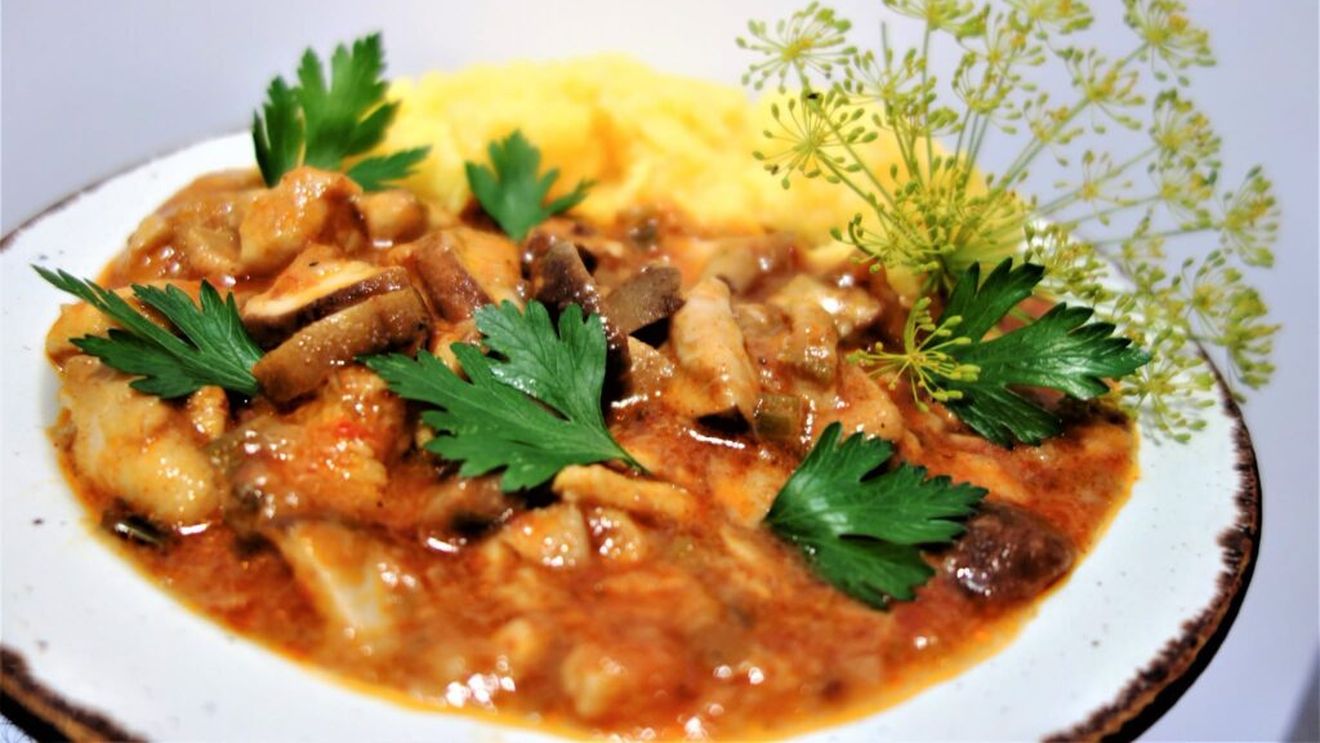 Tocană acră de pui cu hribi / Rețeta tradițională recomandată de arheologul culinar Mircea Groza