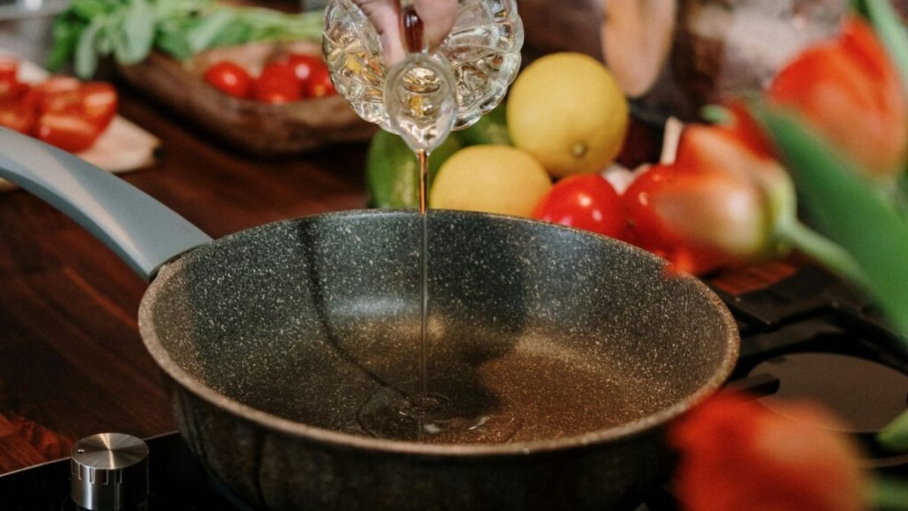 Este sigur să refolosești uleiul de gătit? / Specialist în alimentație: „Refolosirea poate fi sigură dacă o faci corect, dar riscurile cresc cu fiecare utilizare, mai ales dacă nu îl depozitezi corespunzător”