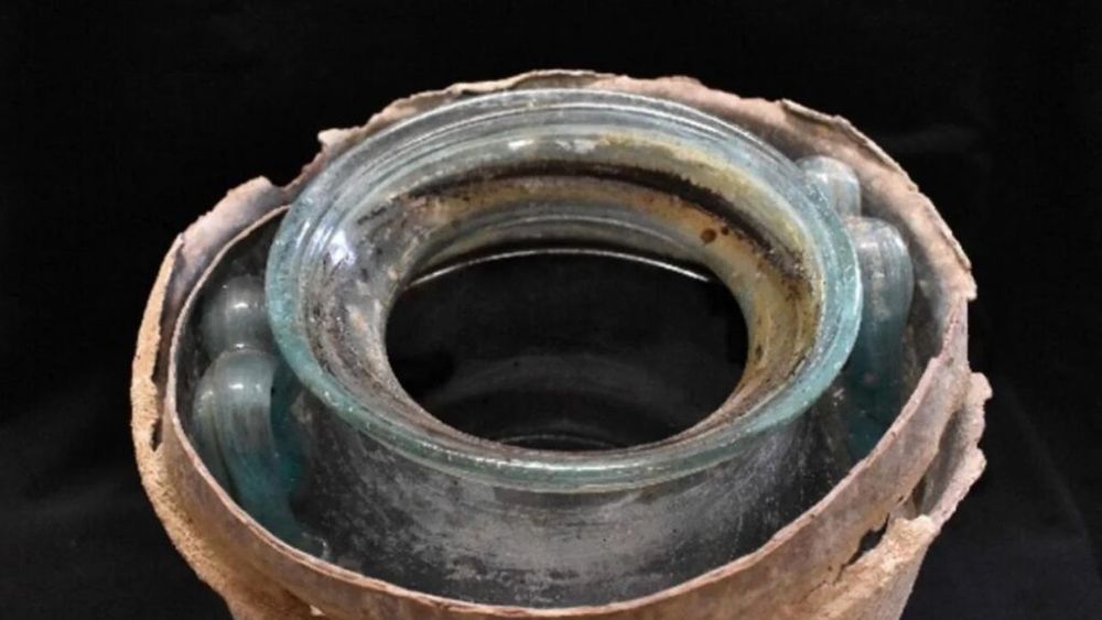 Cel mai vechi vin „conservat în stare lichidă”, cu o vechime de aproximativ 2.000 de ani, descoperit în Spania / Ce căuta lichidul roșiatic în interiorul unei urne funerare din sticlă, sigilată?