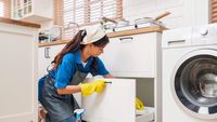 ABC în bucătărie | Cum cureți petele de grăsime de pe dulapurile din bucătărie / Trucul simplu pe care îl poți încerca înainte să cumperi alt detergent