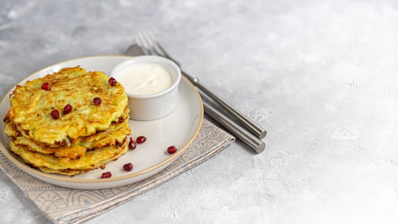 Apple latkes, preparate din bucătăria evreiască, în care merele iau locul cartofilor. O idee de mic dejun aromat de duminică