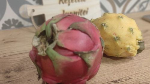 VIDEO ABC în bucătărie: Cum să cureți și să tai fructul dragonului, un fruct exotic asemănător cu kiwi, dar în variate culori și gusturi