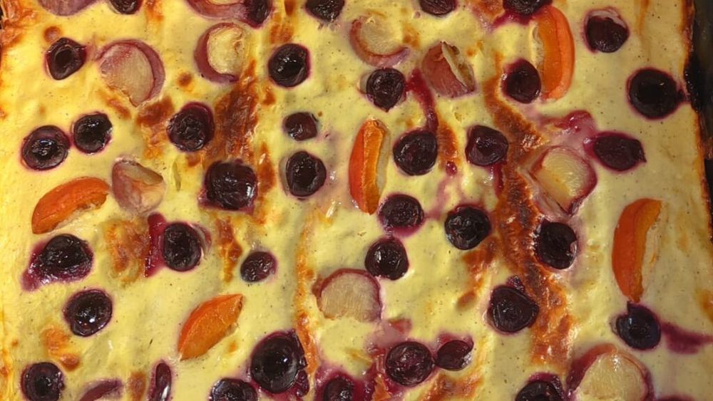 VIDEO FOTO Prăjtură cu iaurt și fructe de sezon. Rețeta simplă care nu e nici cheesecake, nici plăcintă, ci puțin din amândouă