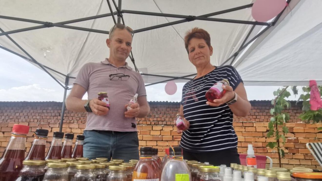 FOTO | Fermier cu valoare adăugată | Vasilica şi Ciprian Grecu din județul Timiș cultivă trandafiri pentru a produce, ulterior, dulceață, sirop, ceai și chiar oțet: „Pentru dulceaţă, nu se foloseşte toată petala. Partea albă este amăruie”/ „Pentru sirop, petalele se opăresc, după care se scurg şi se pun la fiert”