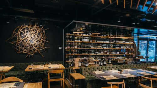 4 winebaruri din București unde să simți ca în vacanță / Locuri în care vara asta poți descoperi vinuri excelente și te poți simți ca în concediu, fără să ieși din oraș