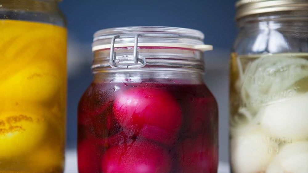 Ouă fierte conservate în oțet, la borcan, sau pickled eggs englezești. Un aperitiv disponibil în orice moment, sau un adaos de proteine la o salată, pentru un prânz sau o cină rapidă