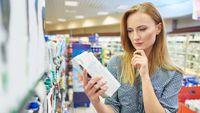 Etichetele alimentare ne influențează sănătatea mai mult decât credem. Ce au observat cercetătorii și de ce simpla culoare de pe ambalaj poate conta