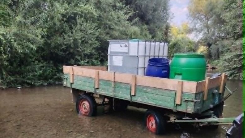 FOTO | „Situația este gravă!”. Seceta transformă râul Caraș într-un pârâu. Satele au rămas fără apă, iar fermierii cară mii de litri pentru animale. Pe Clisura Dunării, situația este diferită