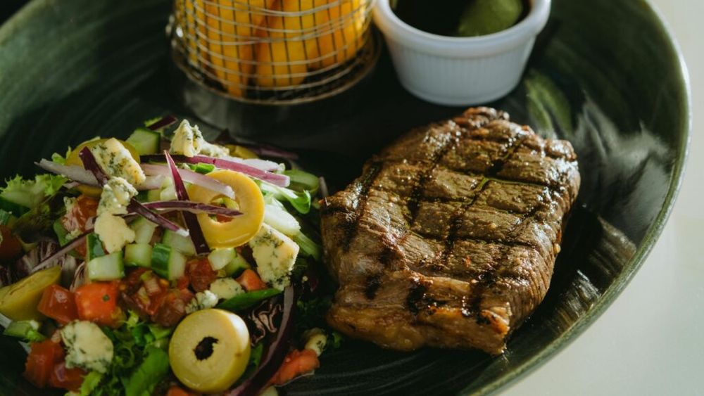 Ce să mănânci la cină pentru a slăbi/Specialiștii în nutriție îți recomandă salate și proteine, pentru a reuși să pierzi în greutate
