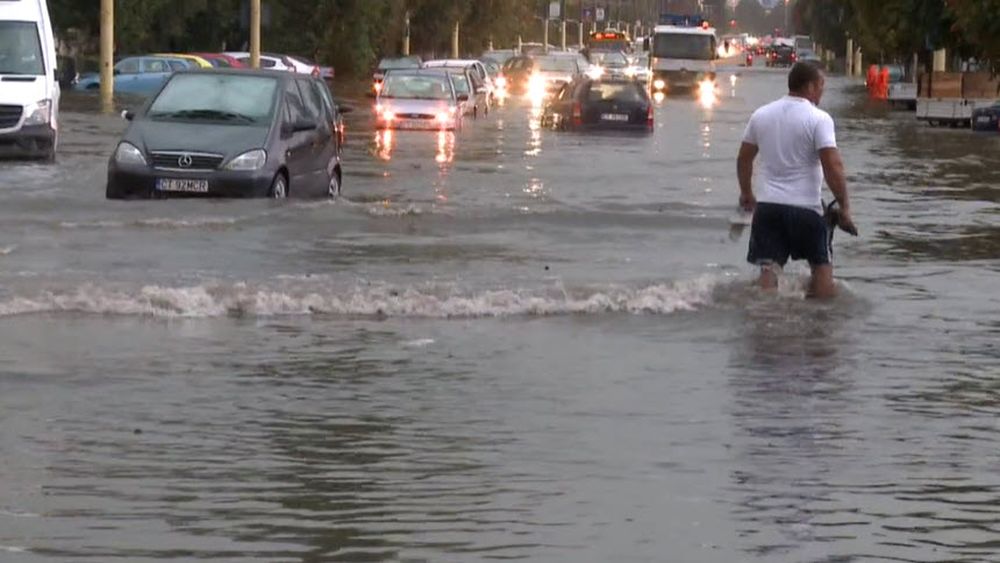 Subsolul unui restaurant din Eforie Nord inundat după o ploaie puternică / Apă ajunge la un metru / Străzi inundate în Constanţa