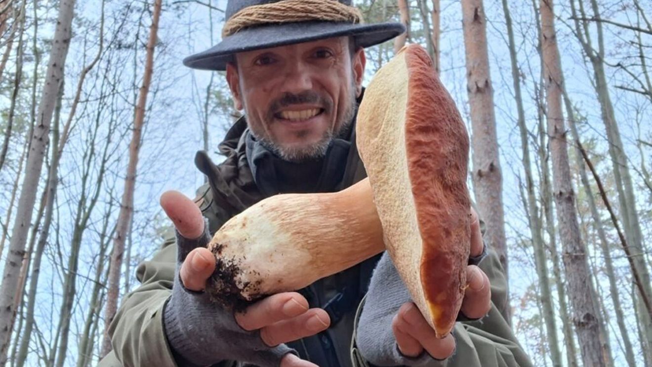 FOTO | Ciuperci care devin cerneală, „piele” pentru pălării sau hârtie / Povestea unui autodidact din Sibiu fascinat de o lume puțin înțeleasă: „Din interiorul unei ciuperci se pot face pălării, poșete și curele”