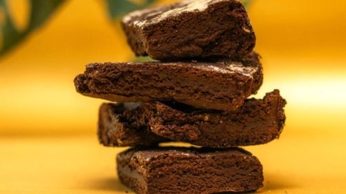 Brownies proteice, pe care poți să le prepari foarte ușor acasă. Sunt bune pentru micul dejun, gustare sau ca desert, în loc de ciocolată
