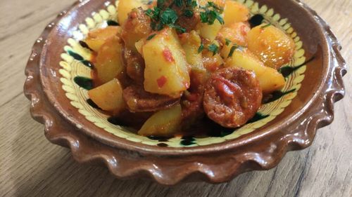 Rețetele Juanitei/ Patatas a la Riojana sau cartofi cu cârnați/ Spaniolii spun că având la pachet această mâncare poți merge până la capătul lumii și nu vei suferi de foame