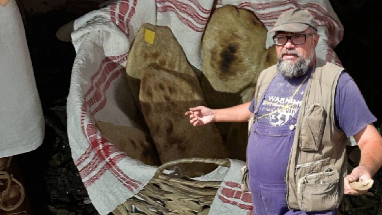 Din istoria agriculturii | Pâinea dacilor cea de toate zilele / Horea Pop (arheolog): „Foloseau maiaua, iar asta se vede în urmele de făină de pe pereții recipientelor în care se frământa aluatul. Pâinile dacilor nu erau de dimensiuni foarte mari. Erau mai mult niște pâinișoare, niște lipii”