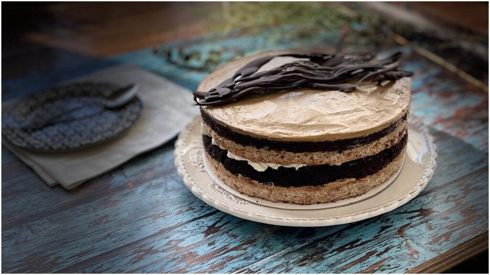 Singurul primar al Bucureștiului care are o prăjitură dedicată / Cum se face desertul Șuvița lui Băsescu, „o prăjitură complexă și consumatoare de timp”