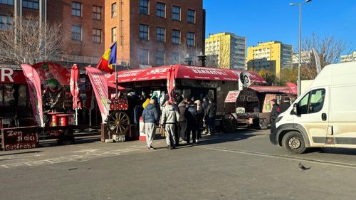 Cozi la micii de la Obor în ziua alegerilor prezidențiale: Timpul de așteptare e mai mare decât în unele secții de votare (FOTO+VIDEO)