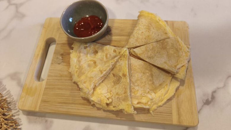 VIDEO | 10 lei, 10 minute. Tortilla cu ou și brânză care îți rezolvă micul dejun, prânzul sau cina pentru toată familia