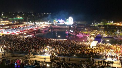 Festivalul borșului de la Jurilovca: Primăria se laudă cu 87.000 de participanți de-a lungul întregii zile de sâmbătă/Unii comentatori reclamă aglomerația, proasta organizare, prețurile foarte mari și sonorizarea