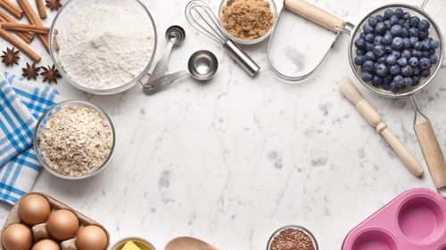 Înlocuitori pentru copt pe care probabil îi ai deja în bucătărie / Sunt ingrediente de bază și le poți folosi ca înlocuitori pentru făină, unt, ouă și alte ingrediente standard, atunci când ești în criză de timp sau provizii