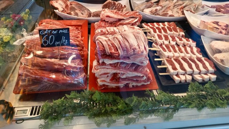 VIDEO | Cu cât se vând organele de miel într-o măcelărie din București, înainte de Paște 2026. Client: „Pulpa de miel fără os este mai avantajoasă, chiar dacă kilogramul e mai scump decât la mielul întreg”