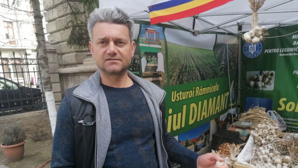 VIDEO Usturoiul lui Emilian Burlacu, din Râmnicelu, jud. Buzău, expediat cu firme de curierat în toată România