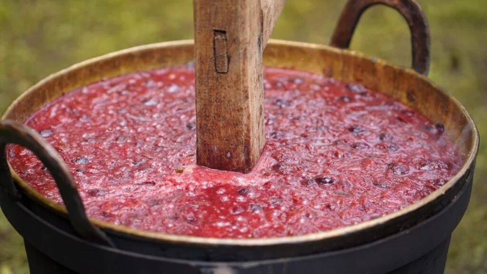 Fierberea magiunului, reînviată în satul arădean Turnu: „În funcţie de cât de zemoase sunt prunele, fierberea poate dura şi 15 ore”