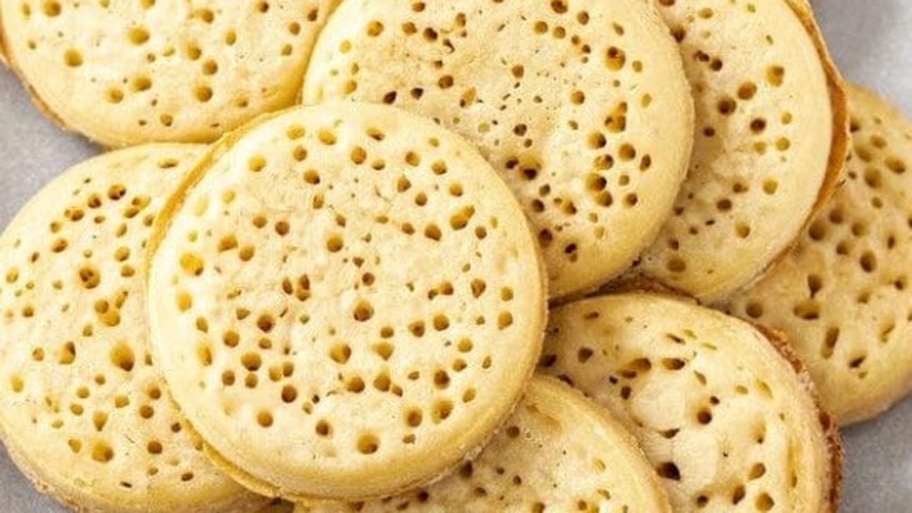 Crumpets englezești, asemănătoare cu o clătită/ Nu ai nevoie de cuptor ca să le prepari și sunt baza perfectă pentru un mic dejun dulce sau sărat/ Jamie Oliver le-a făcut celebre în toată lumea