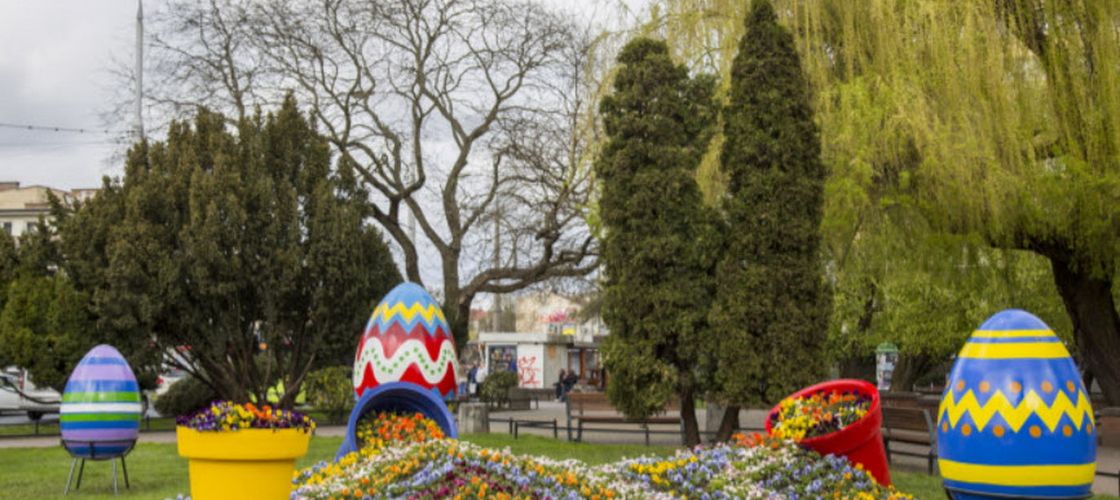 Decorațiunile în formă de iepurași și ouă de Paște amplasate în centrul municipiului Zalău, vandalizate, la începutul Săptămânii Mari