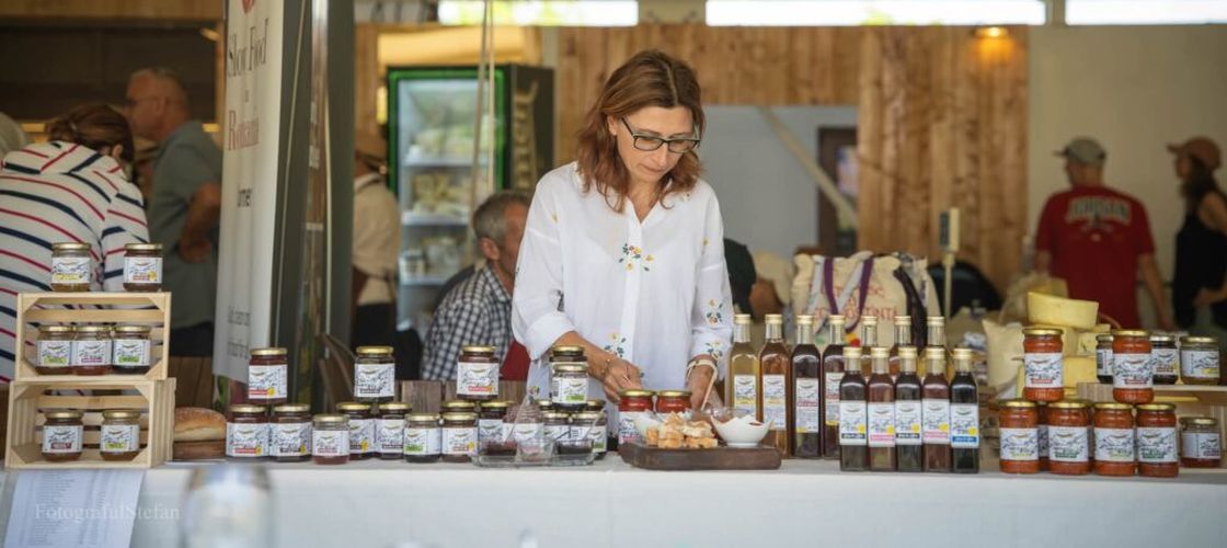 FOTO | Au renunțat la fabrica de lactate și au construit un brand de dulcețuri / Mirela Andrei (Bunătăți din Pleșești): „Am reușit să transformăm o pasiune într-o afacere care promovează gustul autentic și tradiția românească”