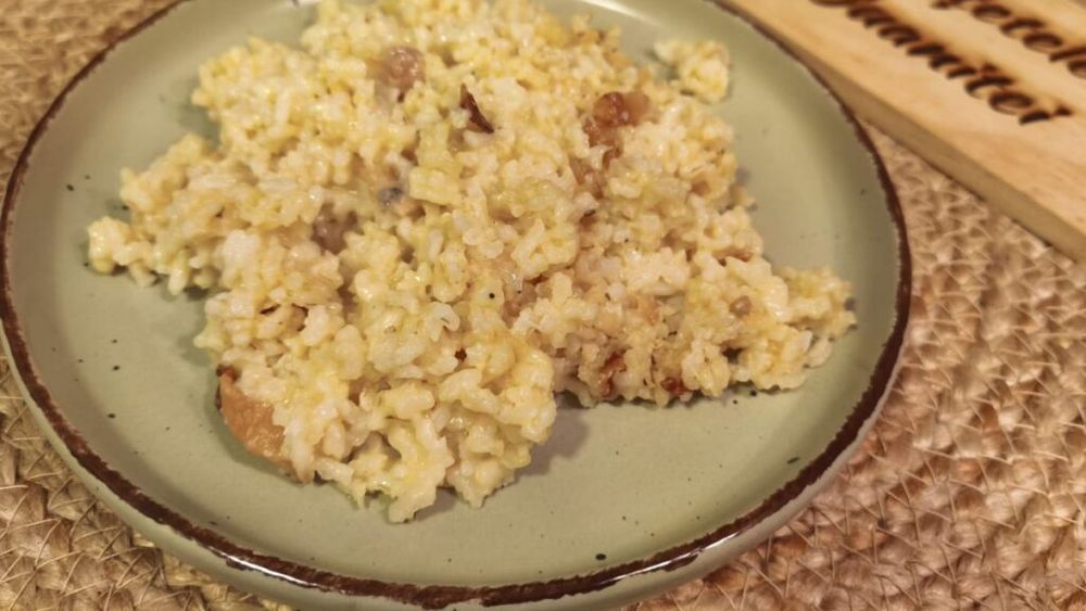 VIDEO | Rețetele Juanitei | Orez carbonara, o variantă a celebrului preparat italian cu paste/ Nu punem smântână, ci parmezan și gălbenuș de ou