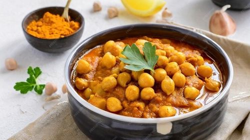 Curry de năut cu condimente indiene dar fără lapte de cocos. Un amestec seducător de arome, servit cu orez simplu sau lipie