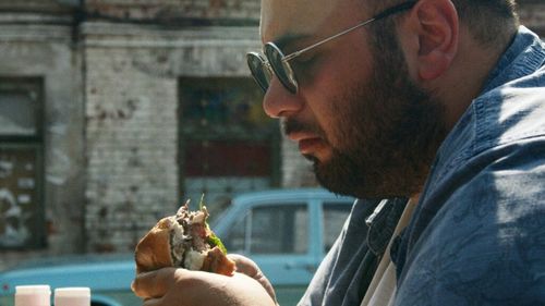 Alimente care favorizează grăsimea abdominală/ Ferește-te de gogoși, cartofi prăjiți, burgeri, pizza și bere, dar alege să mănânci afine, iaurt degresat, carne slabă și salate și fă exerciții fizice, dacă vrei să-ți subțiezi talia