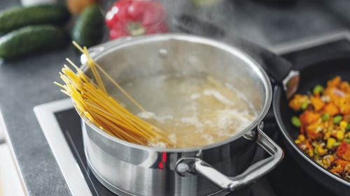 ABC în bucătărie | Câtă sare se pune, de fapt, în apa pentru paste / Un studiu arată raportul care păstrează mai bine textura și explică de ce pastele fără gluten se strică mai repede