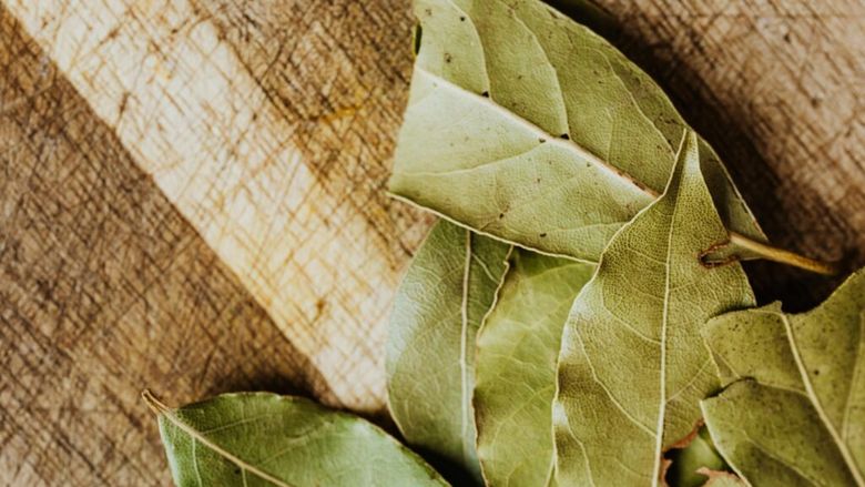 E condiment, dar și parfumant natural în casă. Multiplele utilizări ale acestor frunze de dafin