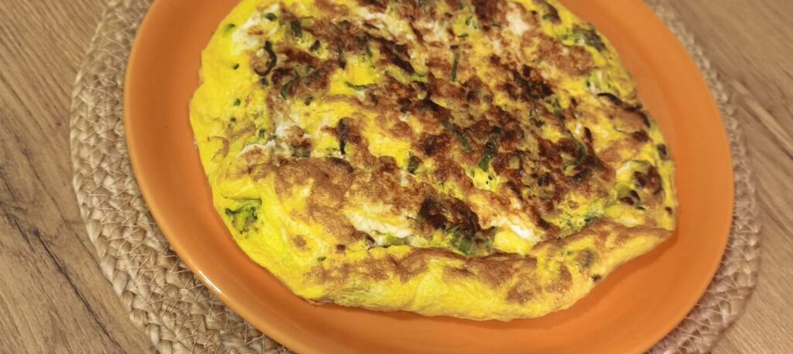 GALERIE FOTO | Omletă cu legume, tip frittata, dar gătită în tigaie sub capac. O cină sau un mic dejun preparate rapid pentru întreaga familie