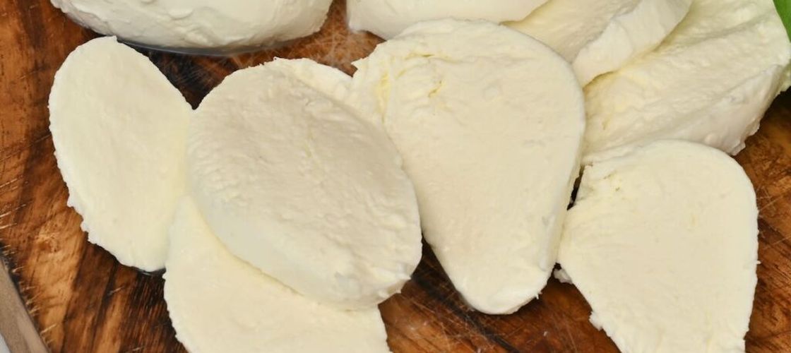 Tendințe/ Piața globală a brânzeturilor/ Mozzarella a urcat la 3.448 de euro pe tonă, în timp ce prețul brânzei Cheddar scade!