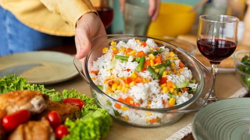 „Mi-a rămas orez gătit, cât îl mai pot mânca?” / Explicații clare despre alimentele gătite și păstrate la frigider / Când devin o „bombă cu ceas” în farfurie