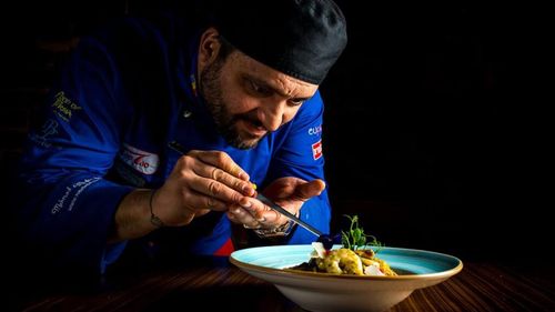 Chef fără secrete | Mehrzad Moghazehi și gustul dulce-amar al nostalgiei: „În mâncare se regăsesc tradiția, familia, amintirile - toate la un loc” / „Gastronomia e un domeniu atât de vast că și la 60 de ani o să am ceva de învățat”