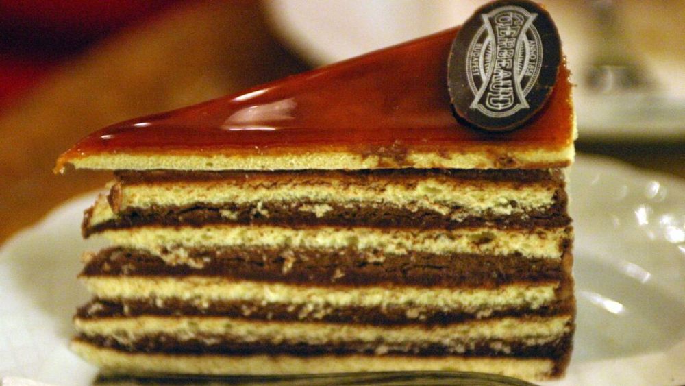 VIDEO: Povestea tortului Doboș, una din cele mai cunoscute prăjituri din cofetăriile României. Reţeta originală a fost creată în 1884 de un cofetar maghiar